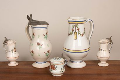 Ensemble de quatre pichets et un pot couvert...