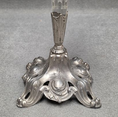 Paire de vases cornet en verre moulé, piètement...