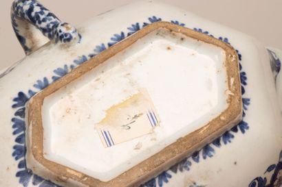 Ensemble de trois saucières en faïence du...