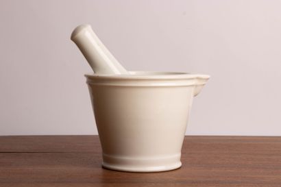 Mortier et pilon en faïence. 
H. :11 cm....