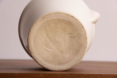 Mortier et pilon en faïence. 
H. :11 cm....