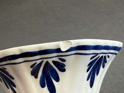 DELFT. 
Paire de vases et pot couvert en...