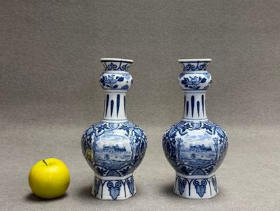 DELFT. 
Paire de vases en faïence. 
H : 22...