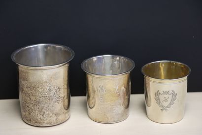 Trois timbales en argent 925°/00. 
Poids:...