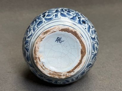 DELFT. 
Vase coloquinte en faïence. 
marque...