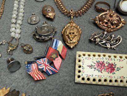 Lot de bijoux fantaisie:
Boutons de manchettes,...