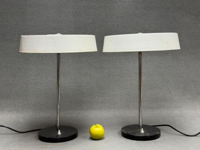 Paire de lampes en tôle laqué blanc et base...