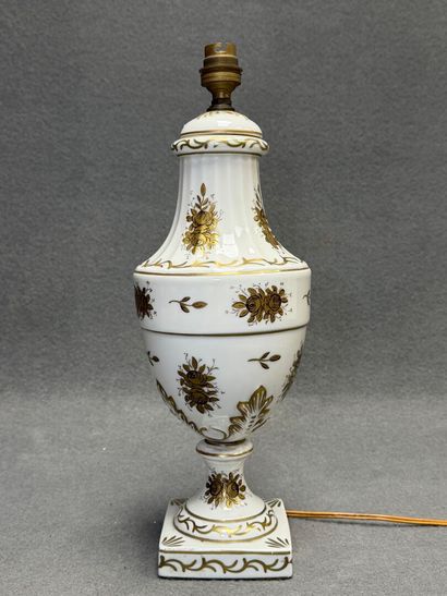 Pied de lampe balustre en porcelaine de Limoges....