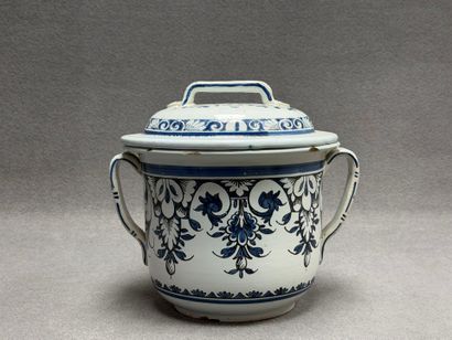 Grand pot couvert en faïence de Rouen XIX°....