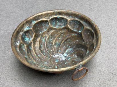 Moule à gâteau en cuivre
H. : 7 cm. D. :...