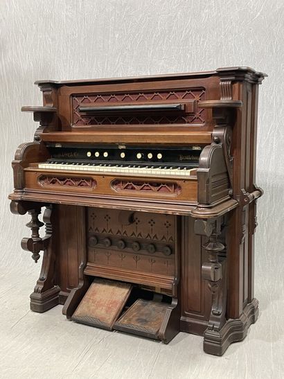 Orgue américain en acajou. 
126 x 125 x 65...