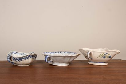 Ensemble de trois saucières en faïence du...