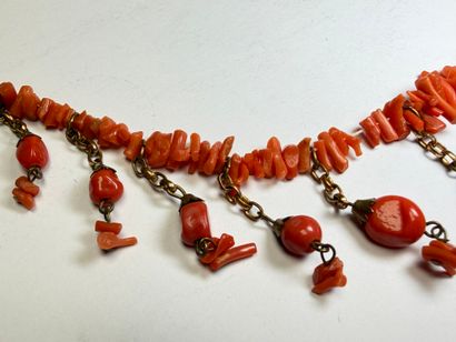 Collier à pendeloques en perles de corail....