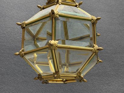 Lanterne en laiton et verre. 
H. :36 cm....