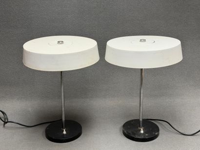 Paire de lampes en tôle laqué blanc et base...