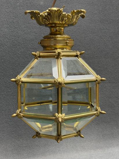 Lanterne en laiton et verre. 
H. :36 cm....