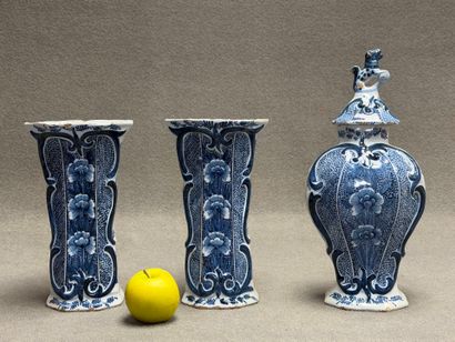 DELFT fin XIX° 
Paire de vases et pot couvert...