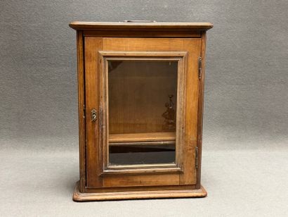 Petite vitrine à étagères , poignée au sommet
58...