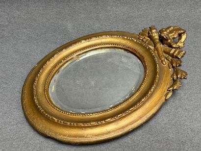 Miroir cadre en bois doré. 
35 x 26 cm. 
Accident...