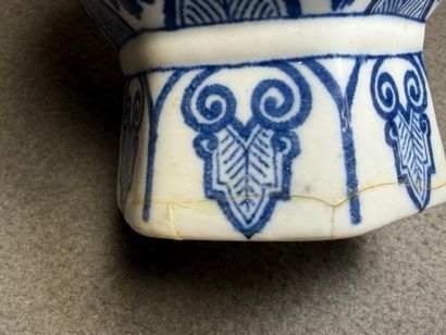 DELFT. 
Paire de vases en faïence. 
H : 22...