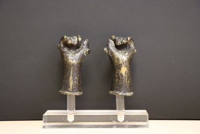 Deux mains en bronze , attaches de charrettes,...