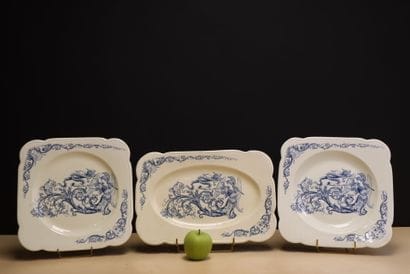 Trois plats en faïence à décor d'arabesques...
