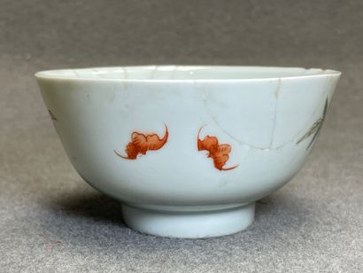 Bol en porcelaine de Chine. à décor de pêches...