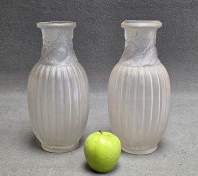 Paire de vases en verre moulé satiné à côtes:,...