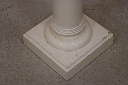 Colonne en bois laqué gris. 
H. :101 cm.