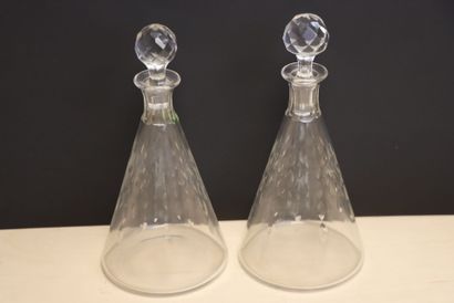 Paire de carafes. 
H. :26 cm.