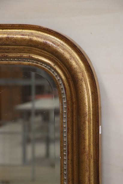Miroir cadre en bois et stuc doré. 
138 x...
