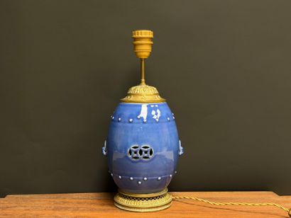 Pied de lampe en porcelaine de Chine et monture...