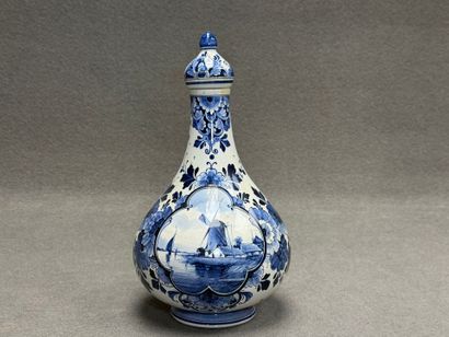 DELFT. 
Paire de vases et pot couvert en...