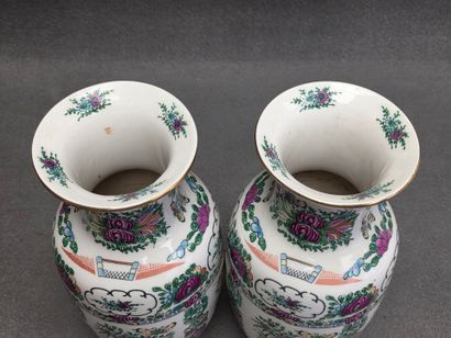 Paire de vases en faïence fine de Lille à...