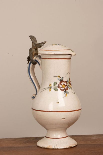Ensemble de quatre pichets et un pot couvert...