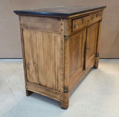 Buffet en noyer ouvrant à deux portes et...