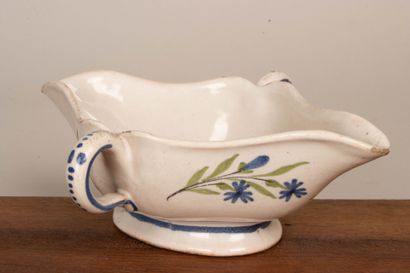 Ensemble de trois saucières en faïence du...