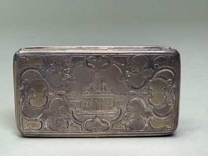 Tabatière en argent à riche décor gravé de...
