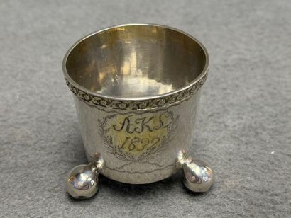 Chope en laiton , fond vitré 
H: 12 cm.
et...