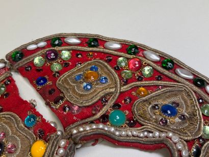 Col collier pectoral brodé de fils de laiton...