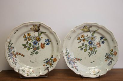 Deux assiettes en faïence XIX°
D. :26 cm....
