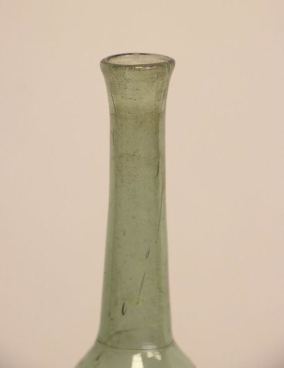 Fine fiole en verre XVIII°. 
H. :25 cm.