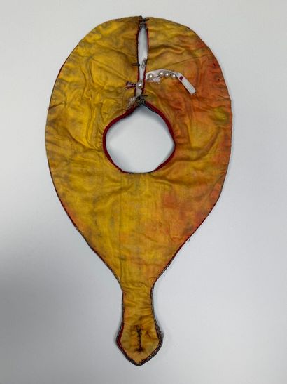 Col collier pectoral brodé de fils de laiton...
