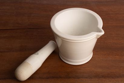Mortier et pilon en faïence. 
H. :11 cm....