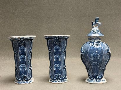 DELFT fin XIX° 
Paire de vases et pot couvert...