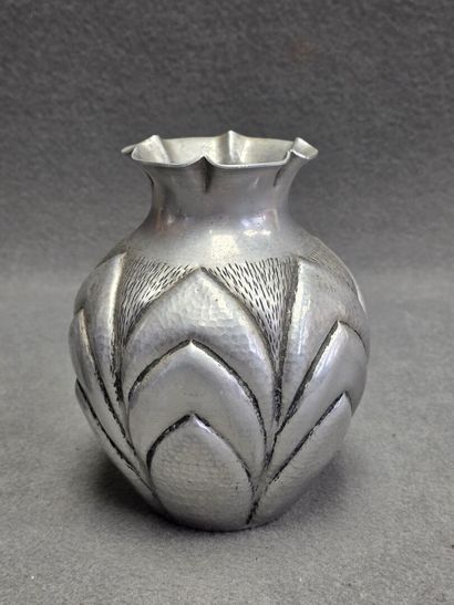 Deux vases en étain repoussé et martelé 
Années...