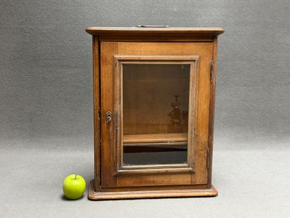 Petite vitrine à étagères , poignée au sommet
58...