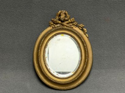 Miroir cadre en bois doré. 
35 x 26 cm. 
Accident...