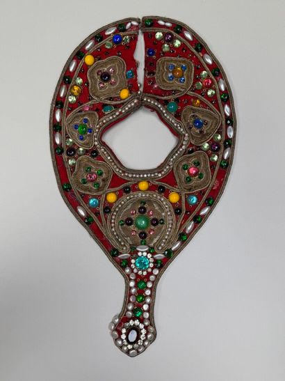 Col collier pectoral brodé de fils de laiton...