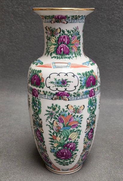 Paire de vases en faïence fine de Lille à...